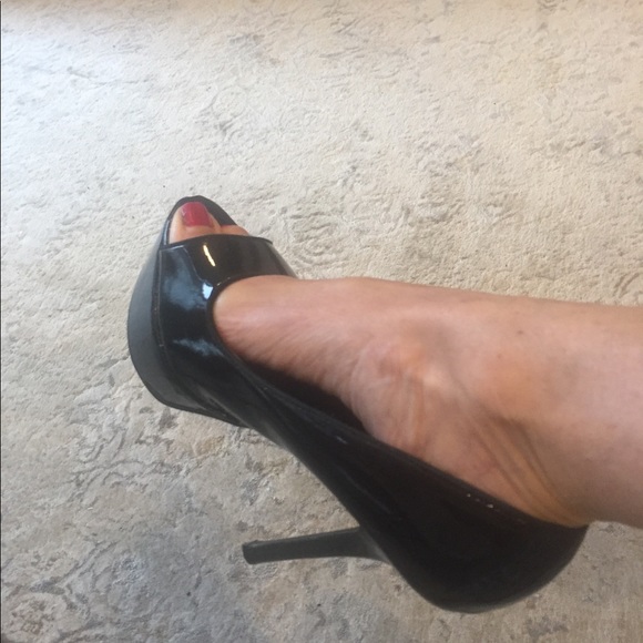 Black patent open toe Carlos Santana pumps. 6 - Picture 1 of 4